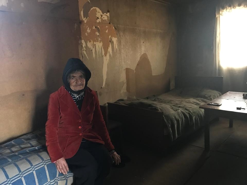 Անօգնական միայնակ տարեց կինը՝ խոնավ և ցուրտ տնակում (video)
