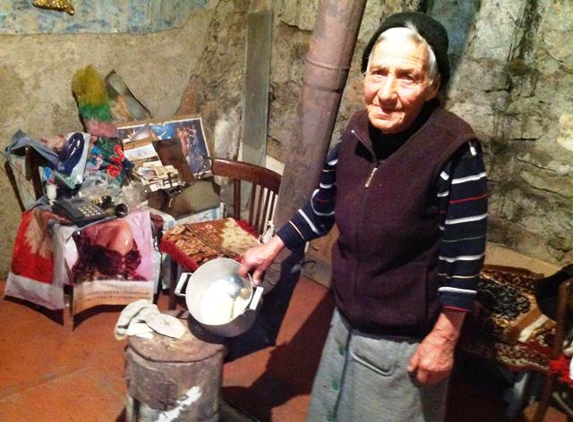 «Նախկինում մարդավարի կյանքով էի ապրում, հիմա ում եմ պետք …». ասում է 83-ամյա միայնակ տարեց կինը (video)