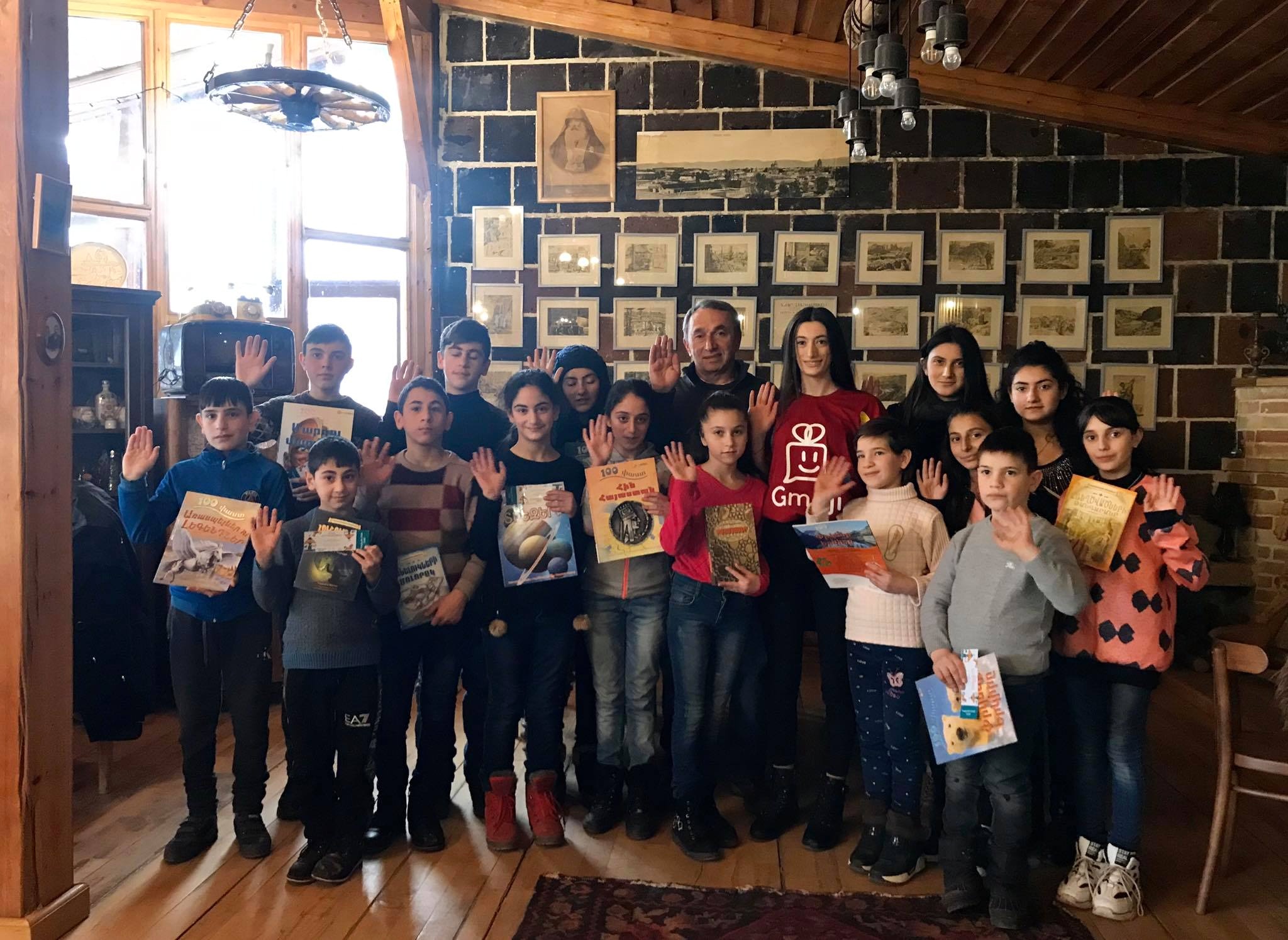 ՀՀ նախագահը գրքեր է նվիրել Շիրակ կենտրոնին և կազմակերպության շահառու ընտանիքների երեխաներին...